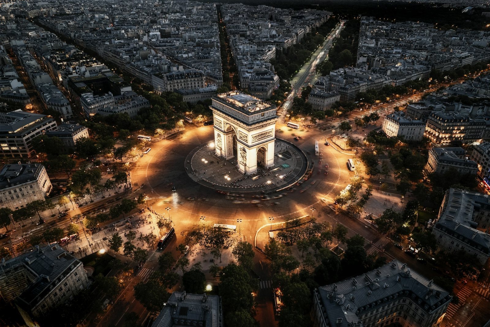 Eyfel Kulesi · Louvre Müzesi