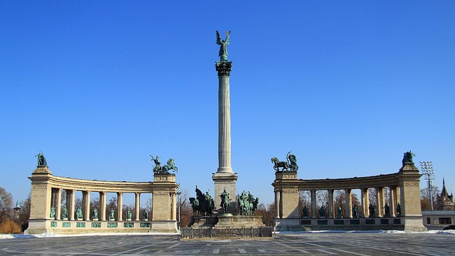 Kahramanlar Meydanı