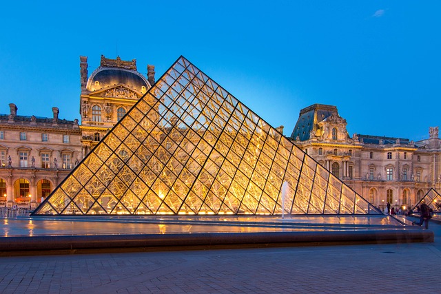 Louvre Müzesi ve Piramidi