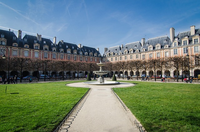 Place des Quatre Dauphins Meydanı